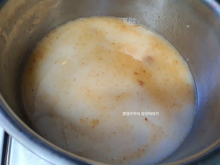 사골곰탕 육수와 물을 붓고 끓여 줍니다.