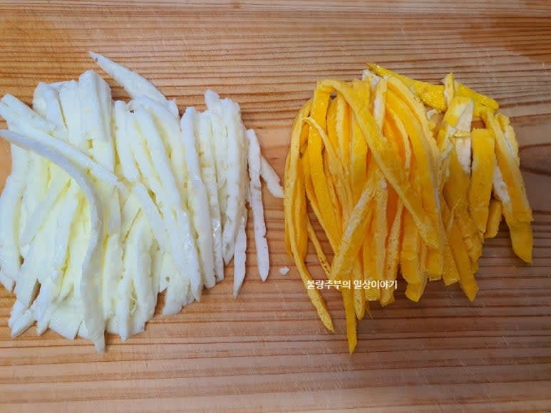 육수가 끓는 동안 지단을 부쳐주세요. 지단은 잠시 식힌 후 곱게 채를 썰어주면 됩니다.