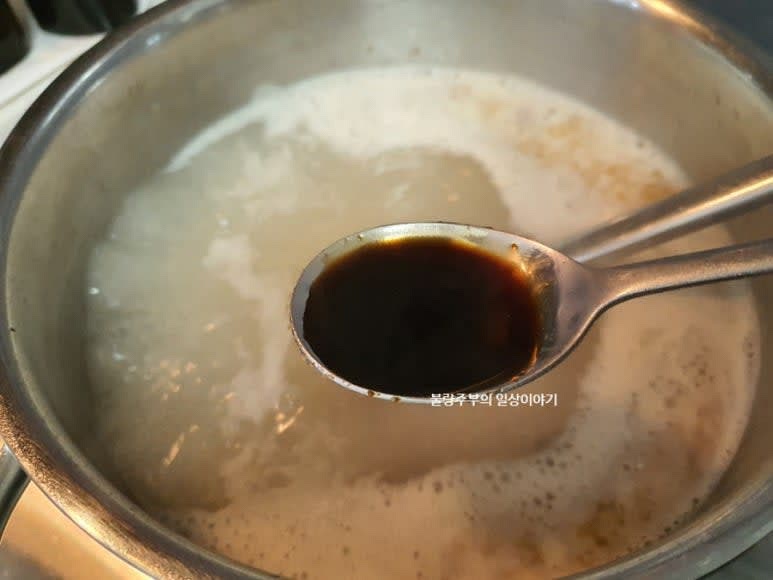 육수에 국간장 1큰술, 액젓 1큰술, 소금 1작은 술을 넣고 간을 맞추고 떠오르는 거품은 걷어내 줍니다. 이제 떡을 넣고 끓이다가 떠오르면 파를 넣고, 고명도 올려줍니다.