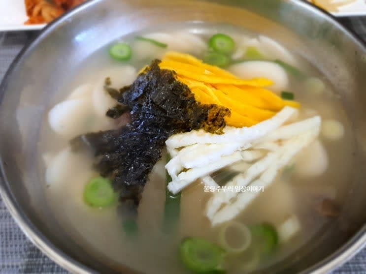 가위로 김을 잘라주고 썰어둔 파와 지단을 얹어줍니다.