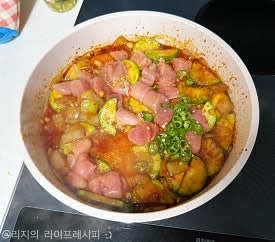 물과 명란, 청양고추도 넣고 뚜껑을 닫은 후 5분이상 익혀주고, 그 사이동안 계란후라이도 부쳐주세요