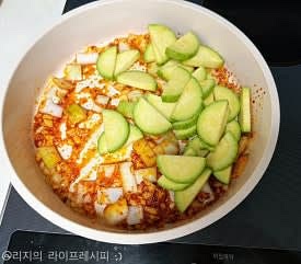 양파와 애호박도 넣고 볶아주다가 진간장과 올리고당도 넣고 볶아주세요