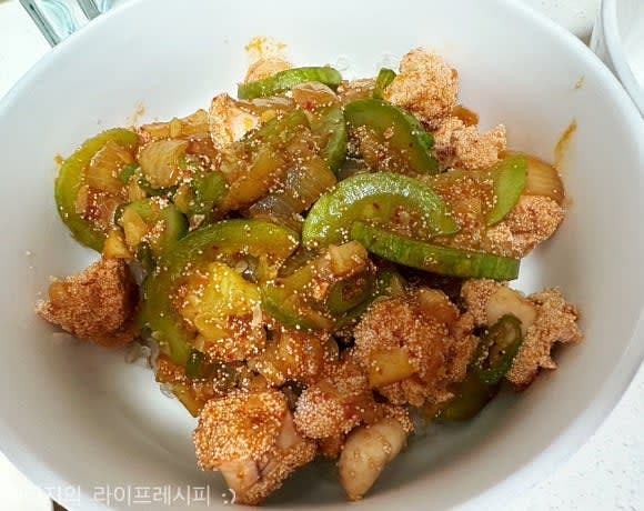 명란과 애호박이 다 익으면 마무리로 들기름 휘리릭 뿌려주고 밥 위에 얹어주시면 완성입니다