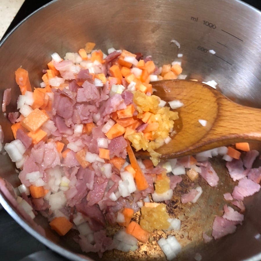 베이컨이 바삭하게 볶아지면 야채를 넣고 같이 볶아주세요. ( 다진마늘, 양파, 당근 )