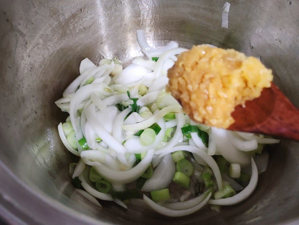 파기름이 나오면 다진 마늘 4큰술, 다진 생강 1/2큰술을 넣어 볶아주세요