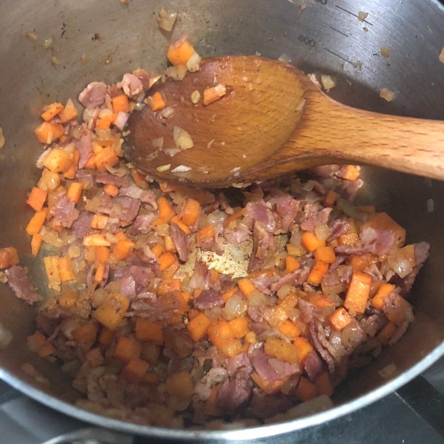10분정도 볶아주면 야채순이 죽으면서 수분이 나와요. 밀가루를 넣고 같이 볶아주세요.