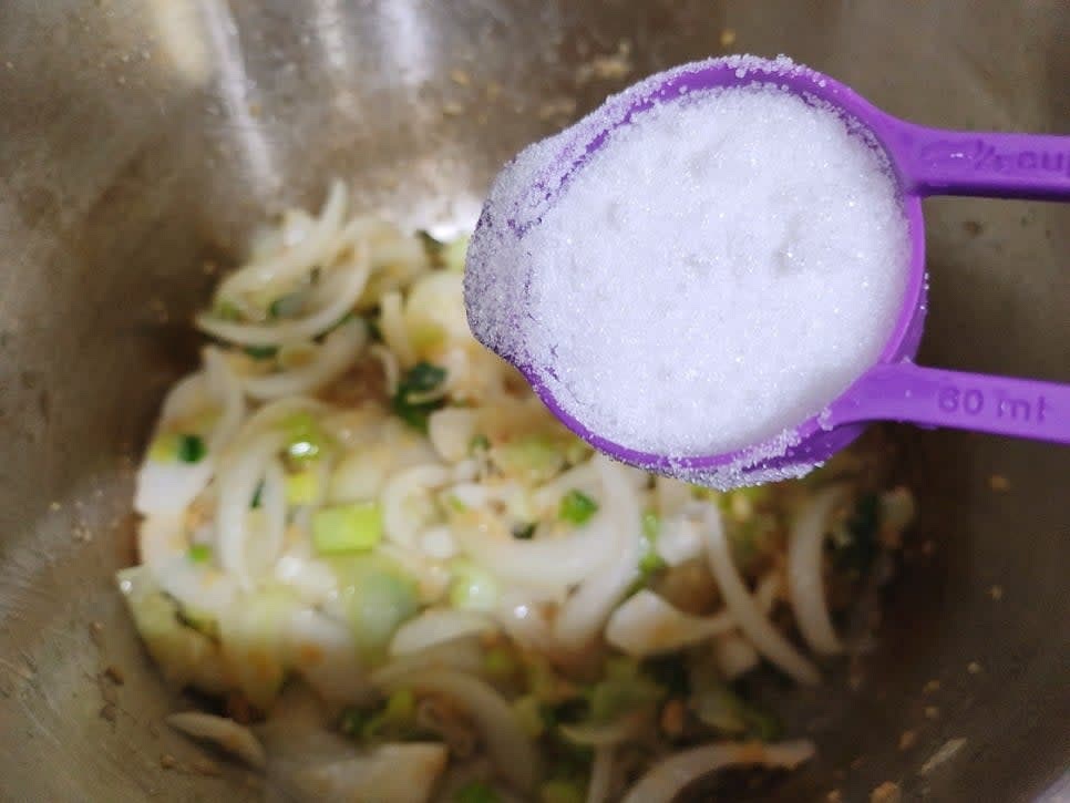 마늘이 갈변하면 설망 1/2컵 (100ml)를 넣어 볶아주세요