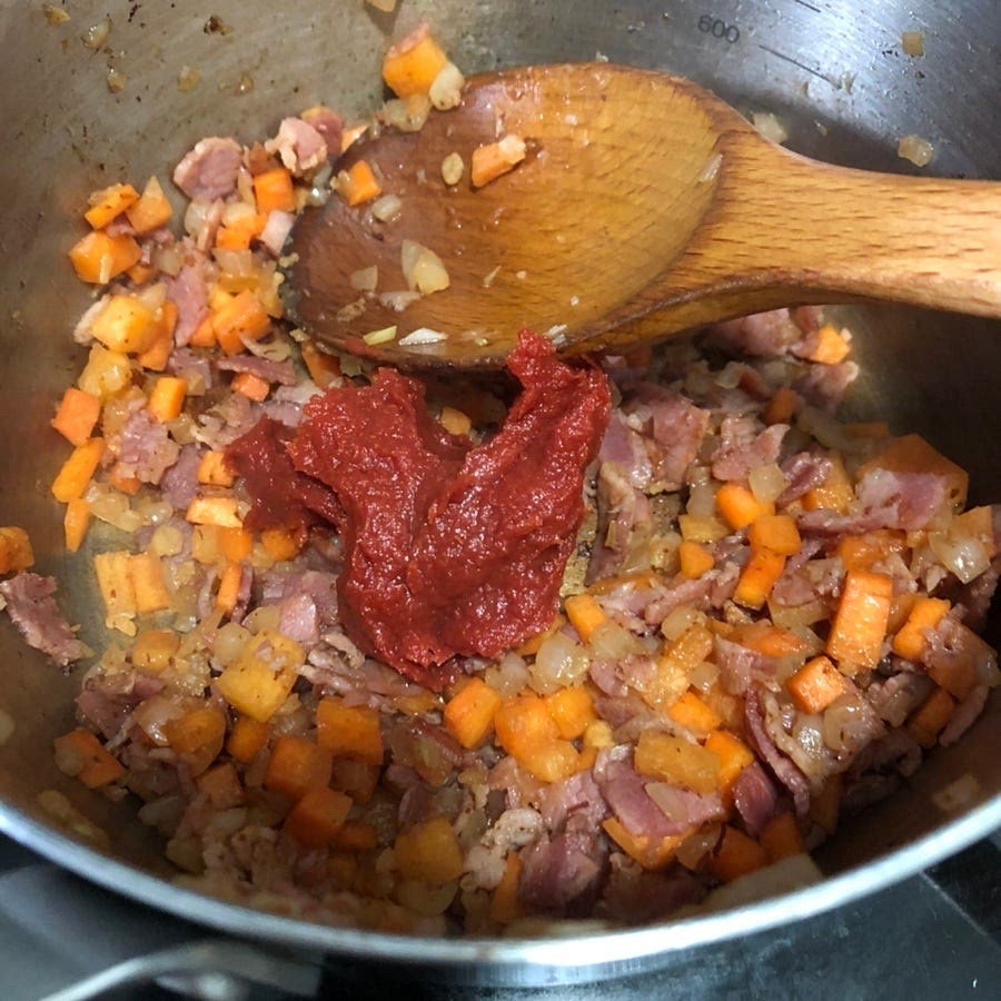 토마토 페이스트를 넣고 잘 섞어주세요.