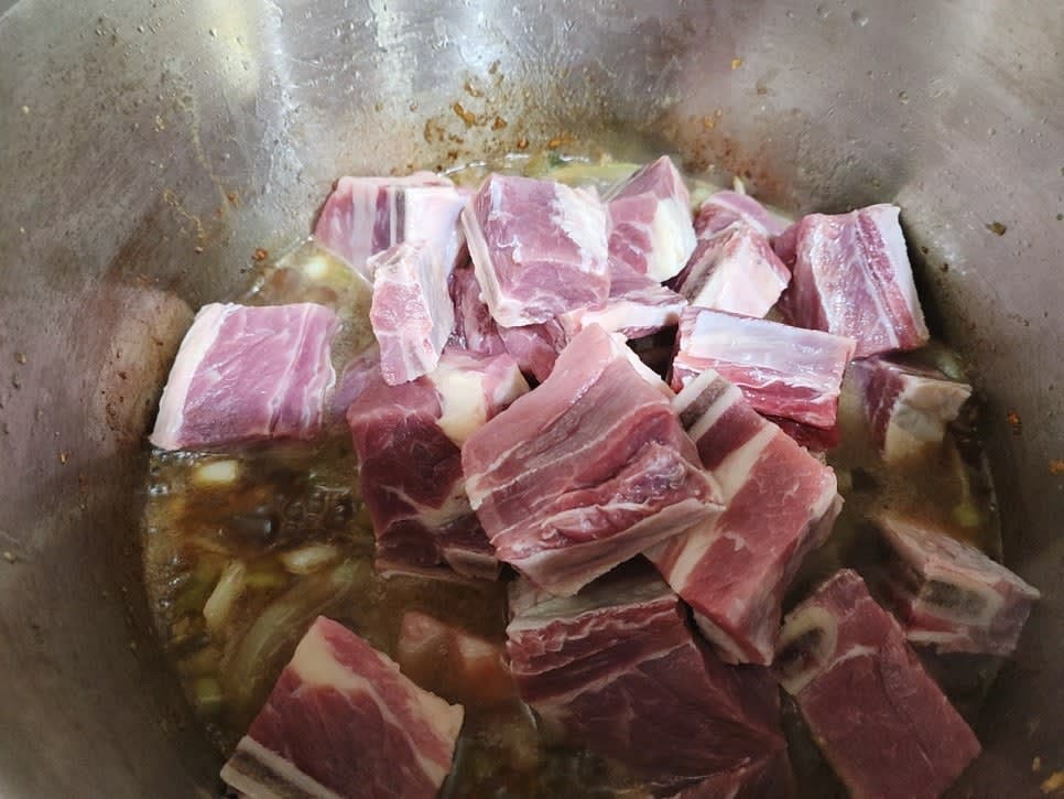 간장이 끓어오르면 갈비를 넣고 핏기가 사라질 때까지 졸여주세요