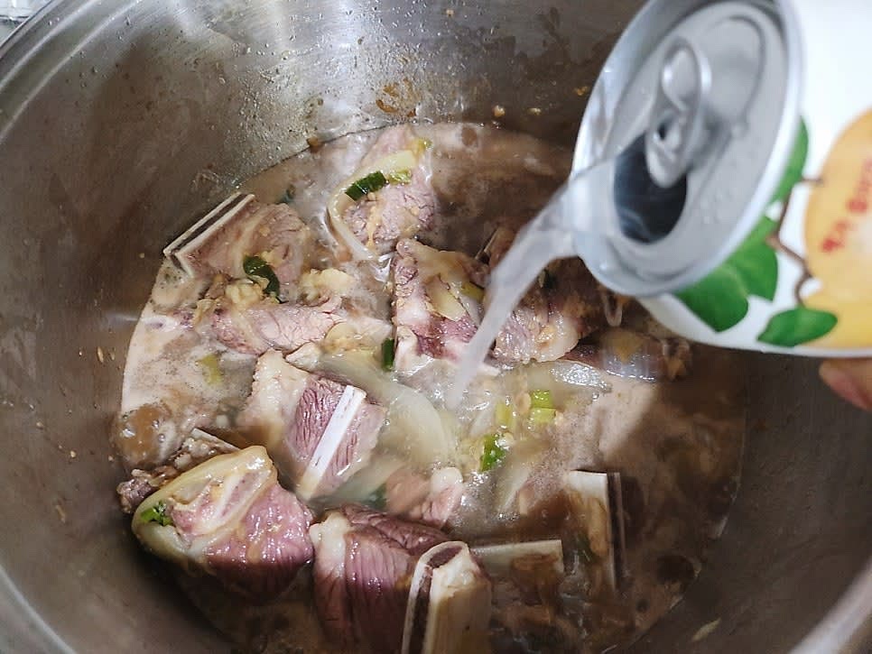 핏기가 사라지면 식초 5큰술, 미림 1컵, 물 4컵, 갈아만든 배 1캔, 무를 넣어 끓어오르면 뚜껑을 닫아 중불로 1시간 끓여 주세요 (거품은 걷어주세요)
