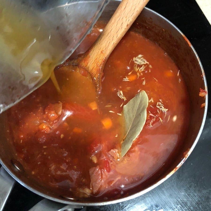 토마토 통조림과 월계수잎, 타임, 물에탄 치킨스톡을 전부 넣고 잘 섞어주세요.