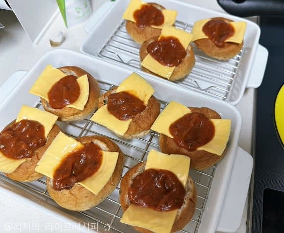 슬라이스치즈를 반으로 갈라 모닝빵 안으로 올려주시고, 토마토소스를 2/3큰스푼씩 넣어주세요