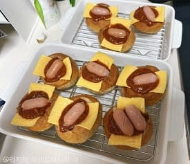 비엔나소세지를 토마토소스 위에 살포시 올려주고, 모짜렐라 치즈도 적당량씩 올려주듯 뿌려주세요