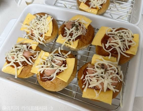 마무리로 바질이나 파슬리를 뿌려주세요