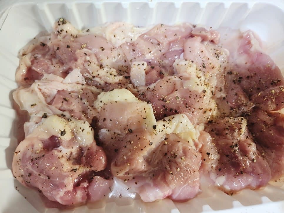 닭다리살은 흐르는 물에 씻은 후 맛술 1큰술, 후춧가루에 밑간해 주세요
