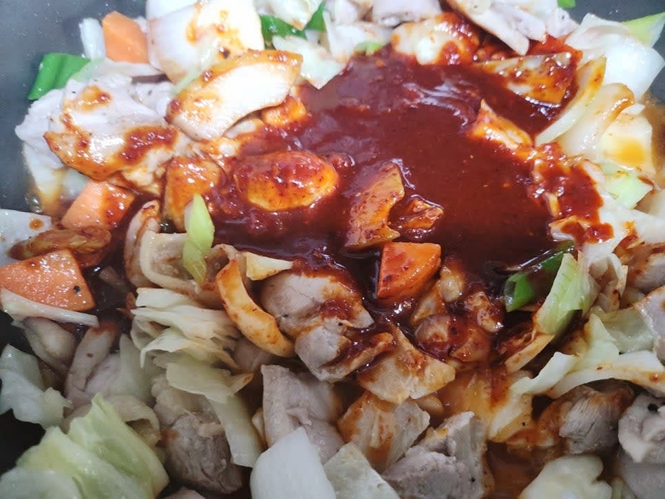 야채가 익으면 양념장을 넣고 볶다가 뜨거운물 1국자를 넣고 섞어주세요