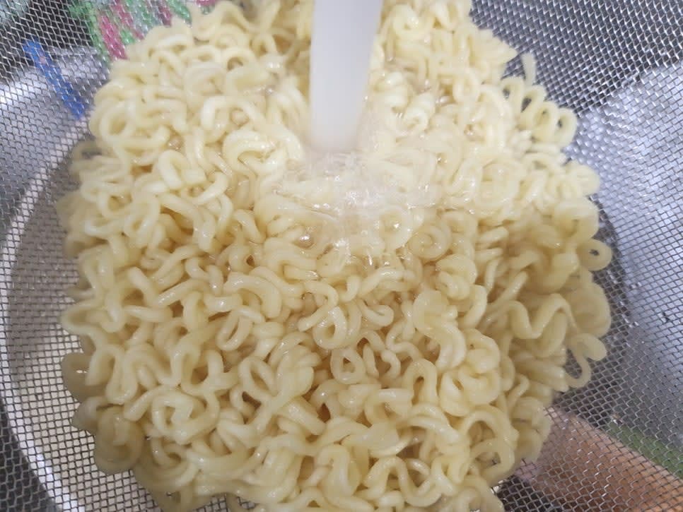 끓는 물에 라면사리를 삶아준 후 찬물에 헹궈 물기를 제거해 주세요