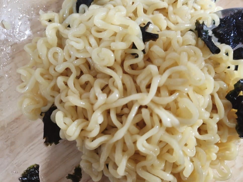 라면에 만들어둔 비빔양념소스를 적당량 넣어 비벼주세요