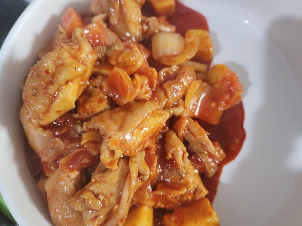 그릇에 완성된 닭갈비와 비빔면, 부추를 고명으로 올려 완성해 주세요