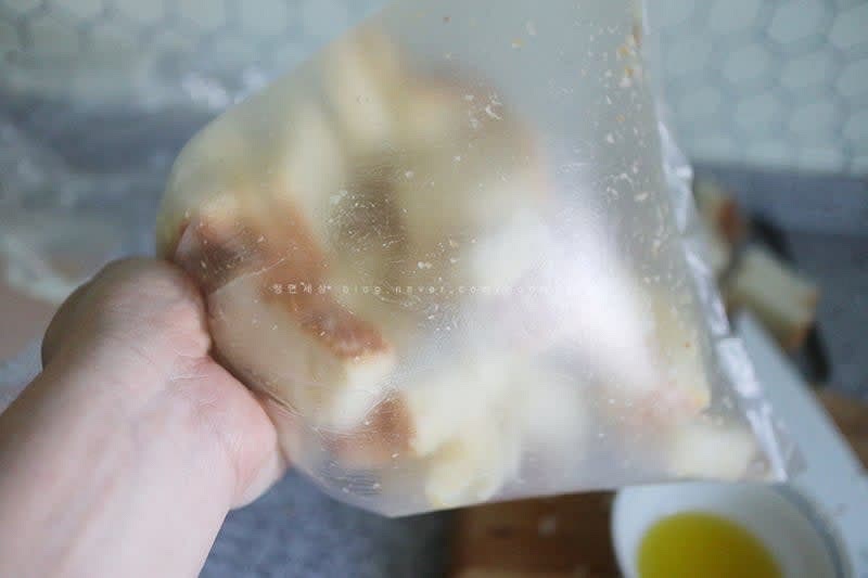 전자레인지에 버터를 녹이고 녹인 버터를 비닐봉지에 식빵 넣고 흔들어 버터 넣어서 잘 묻혀준다.
버터가 어느 정도 잘 묻었을 때 설탕을 솔솔 뿌려서 개인 취향에 따라서 많이 넣어도 안 넣어도 되고 식빵에 잘 묻게 흔들어준다.