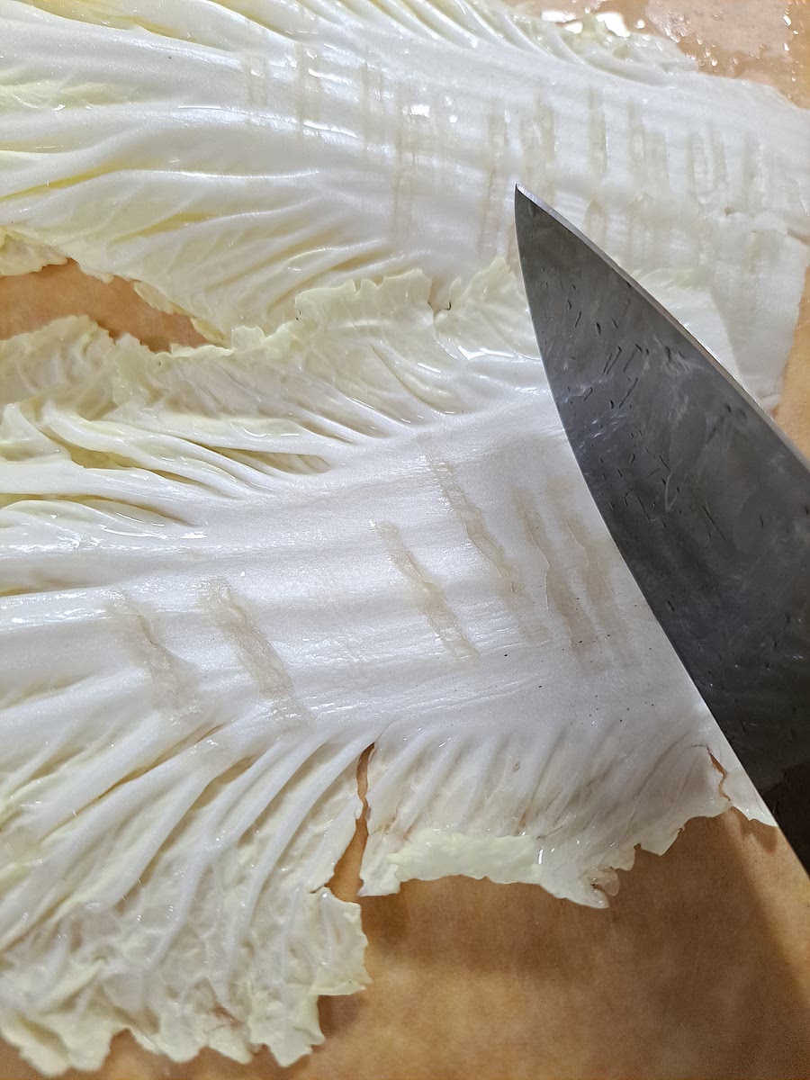 배추는 줄기부분을 칼등으로 가볍게 두들겨 소금뿌려 간을 해준 후 물기를 제거해줍니다.