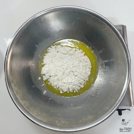 끓어오르면 불에서 내려준 뒤 체를 친 박력분을 넣고 빠르게 섞어줍니다.