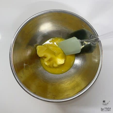 반죽이 섞이고 나면 다른 그릇에 옮겨 한 김 식혀준 뒤 미리 풀어놓은 달걀물을 3~4번에 나누어 조금씩 넣고 잘 섞어줍니다.