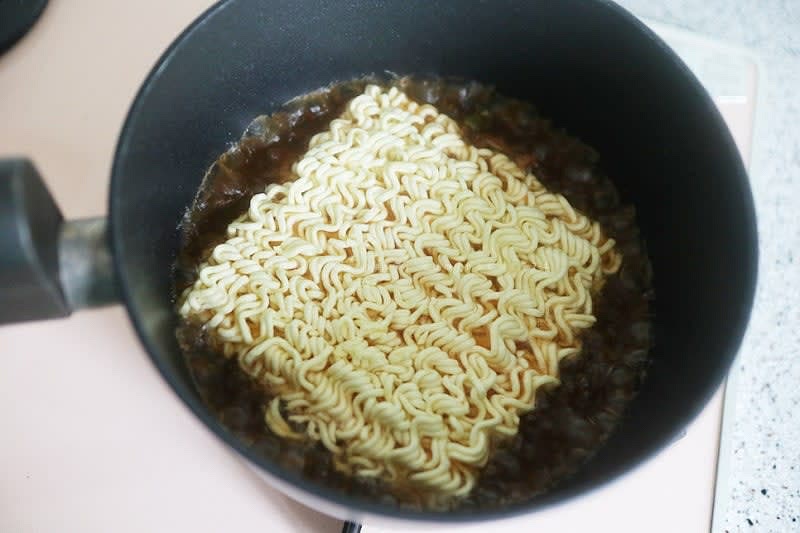물이 끓으면 라면스프 2/3 정도 넣어주고 라면사리를 넣어준다.