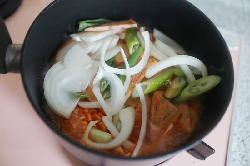 색이 조금 덜 빨간거같아서 고춧가루 0.5T 넣어줬는데 살짝 매콤하고 좋은 듯~
