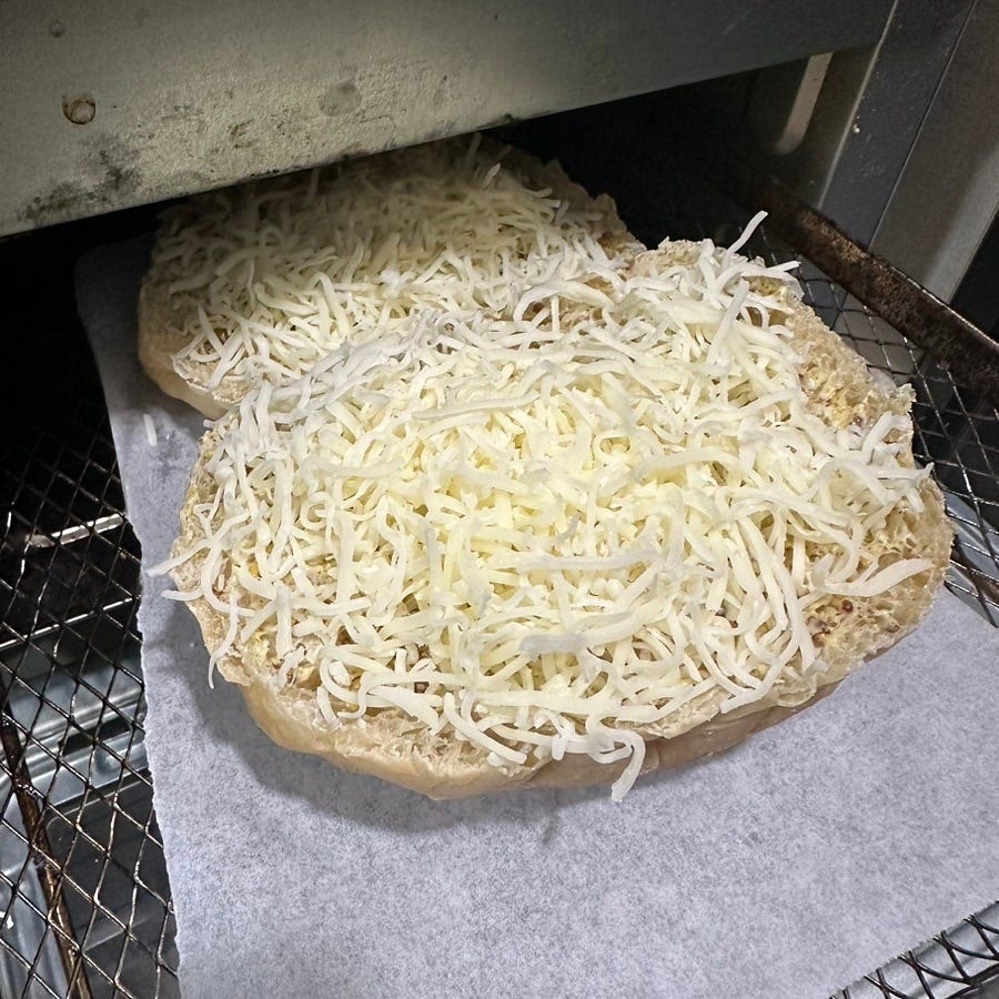 치즈를 빵에 얹고 가볍게 토스트 해주세요.
* 치즈가 살짝 녹을 정도로 토스트 해주세요.