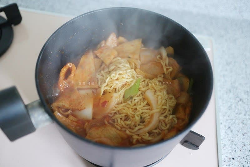 색이 조금 덜 빨간거같아서 고춧가루 0.5T 넣어줬는데 살짝 매콤하고 좋은 듯~