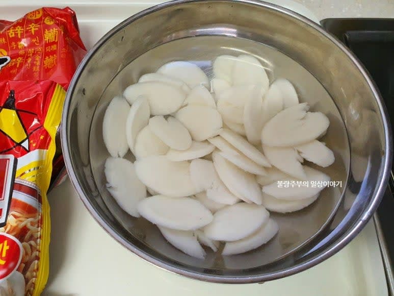 떡국 떡은 찬물에 담가 불려줍니다.