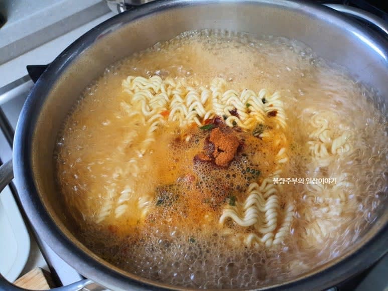 물이 끓으면 면과 스프를 넣고 약 1분30초를 맞춰 끓입니다. 끓어오르는 라면의 면발을 집게로 들어 공기와 마찰을 시켜주면 쫄깃함을 유지하는데 도움이 된다고 합니다.