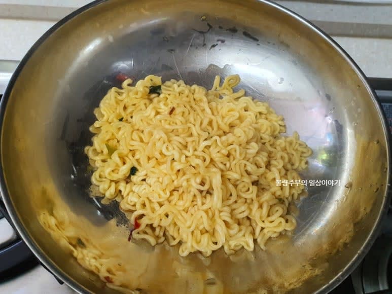 볼에 1분30초 끓인 라면을 건져낸 후 국물에 떡을 넣고 계란물을 풀어줍니다. 계란물은 냄비 바깥 쪽으로 빙 둘러서 부어준 후 5-6초정도 젓지 말고 그대로 둡니다.