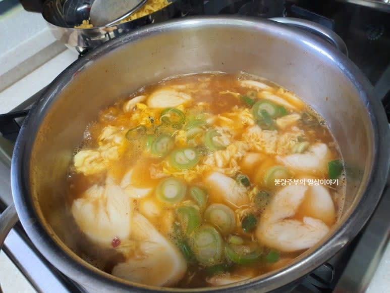 떡이 위로 떠오르기 시작하면 대파를 넣고 마무리합니다.