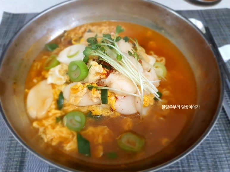 라면이 완성되면 그릇에 담고 무순이나 추가 고명을 올려 맛있게 먹습니다.
