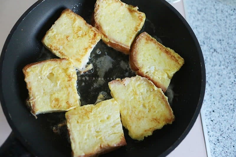 달궈진 후라이팬에 버터를 녹여준 뒤 계란 물에 푹 담갔던 식빵을 올려 앞뒤 노릇하게 구워준다.