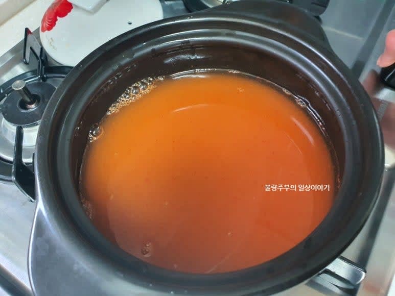 냄비에 물 250ml를 넣고 시판 순두부 찌개양념을 넣고 끓입니다.