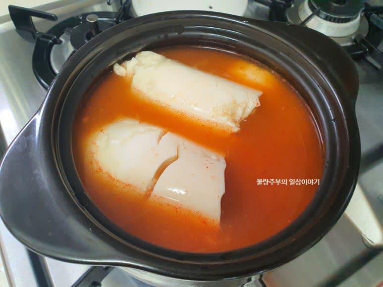 물이 끓으면 순두부를 넣고 살살 저어줍니다.