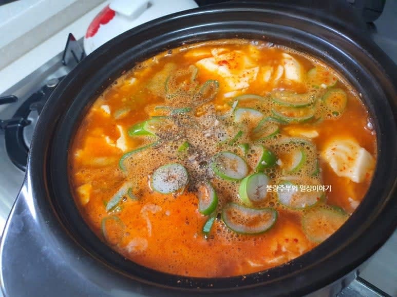 대파를 송송 썰어 넣고, 기호에 따라 고춧가루와 후추를 추가합니다.