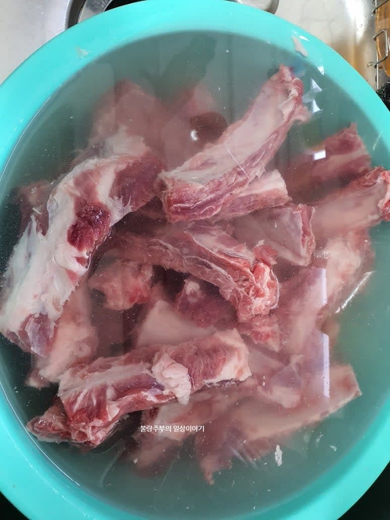 돼지등갈비를 찬물에 담가 핏물을 제거합니다. (30분~1시간 정도)