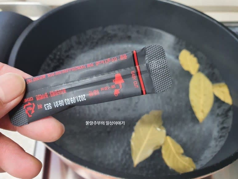 냄비에 물을 붓고 잡내제거를 위해 월계수잎과 커피를 넣어 끓여줍니다. 물이 끓으면 핏물을 제거한 등갈비를 넣고 소주 0.5컵을 넣어준 후 표면에 핏기가 없어질 정도까지만 삶아줍니다.