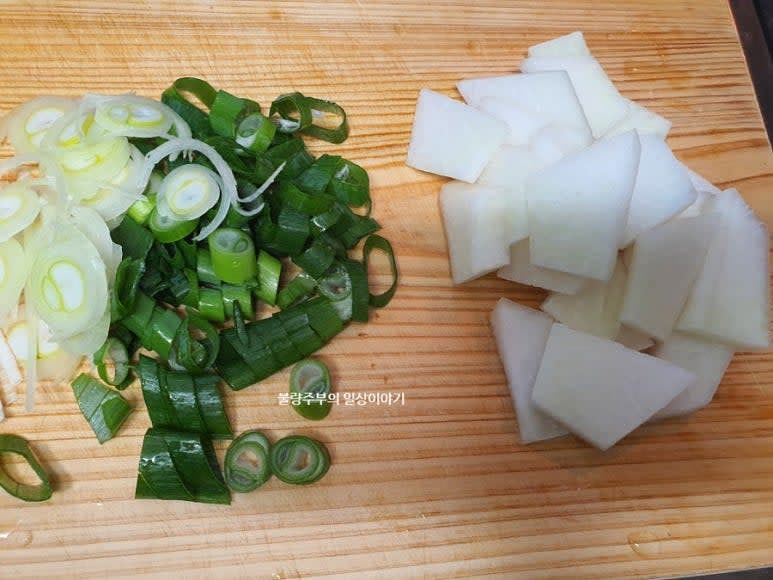 무는 나박썰기 하고 대파는 어슷썰어서 준비합니다.