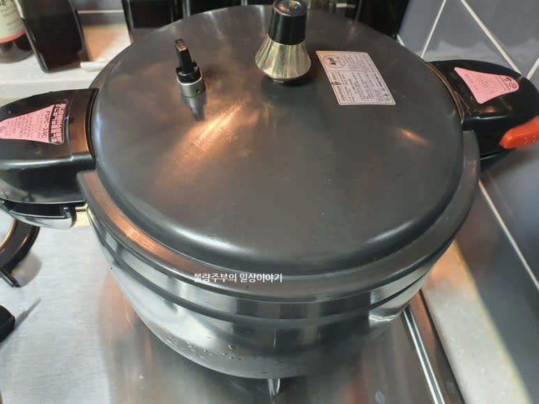 압력솥 추가 돌아가기 시작하면 불을 중약불로 줄인 후 15분 정도 끓여주고 불을 끄고 10분 정도 뜸을 들인 후 압력솥에 압력을 빼줍니다.