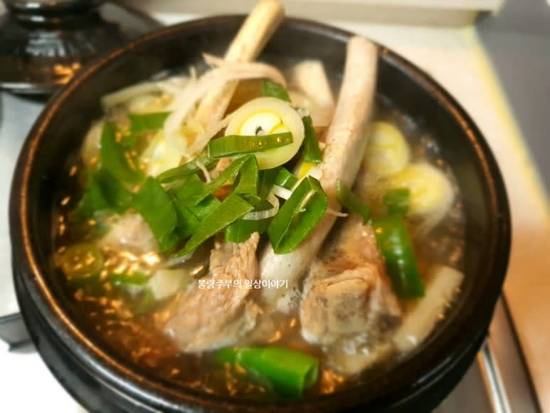 끓어 오르면 기름을 걷어내 주시고 대파와 소금으로 마무리 해주세요.
