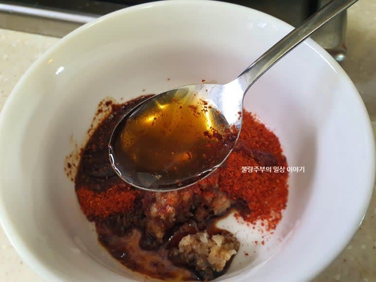 그 동안 양념을 준비합니다. 볼에 다진마늘 1큰술, 고춧가루 2큰술, 간장 1큰술, 설탕 0.5큰, 액젓 2큰술, 매실액 2큰술, 들기름 2큰술, 통깨 약간을 넣어 양념장을 만듭니다.