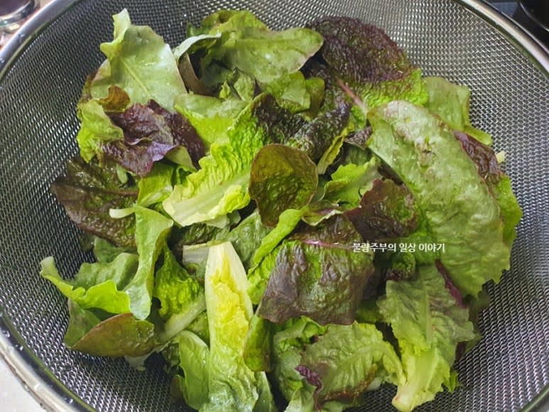 담가두었던 상추는 채반에 받쳐 물기를 털어준 후 볼에 담아줍니다.