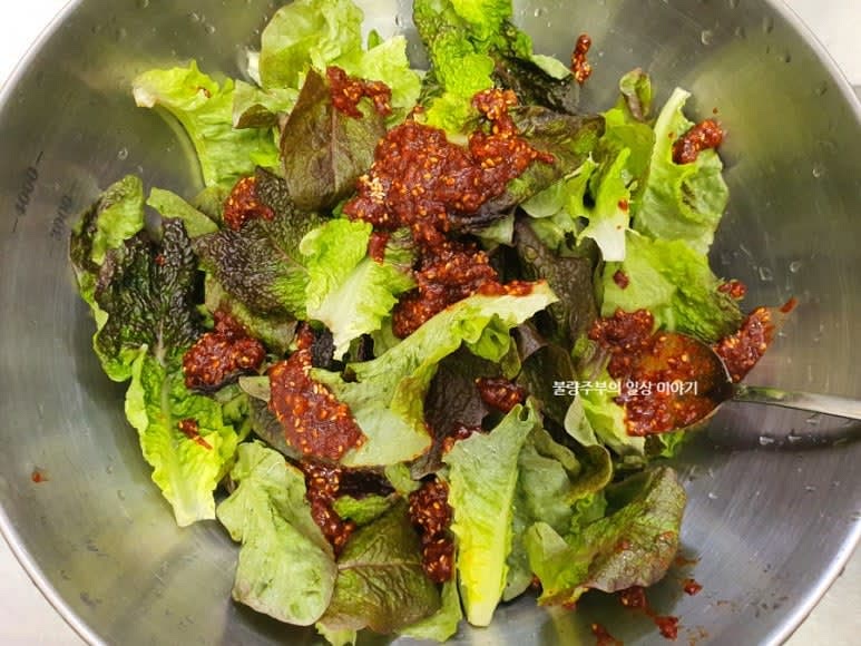 준비한 상추에 양념장을 넣고 손으로 살살 버무려줍니다.