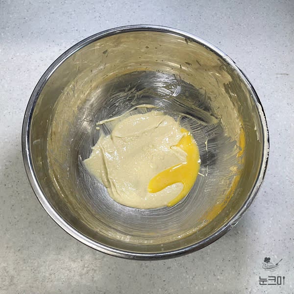 레몬은 베이킹소다로 문질러 닦아준 뒤 물로 헹궈줍니다.
