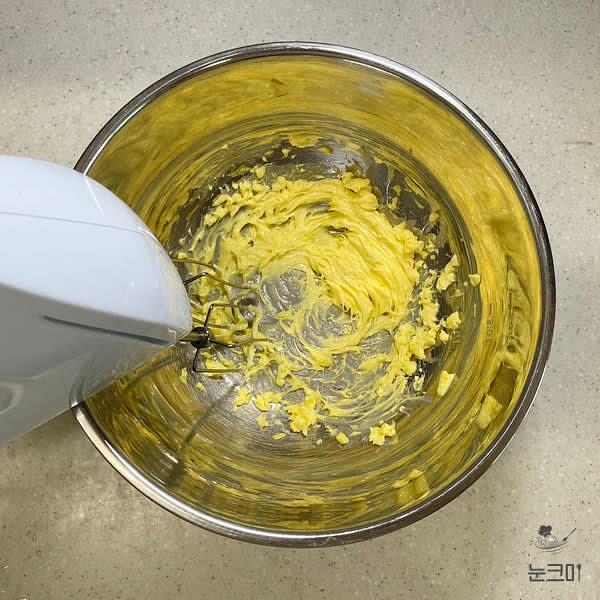 믹싱볼에 실온 버터를 넣고 저속으로 부드럽게 풀어줍니다.